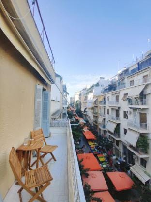 Stylish 1BR Apt with Retro Kitchen & View Balcony Apartment in Athens
