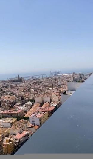 Happy Travel Urban Sky 25F Apartment in Malaga