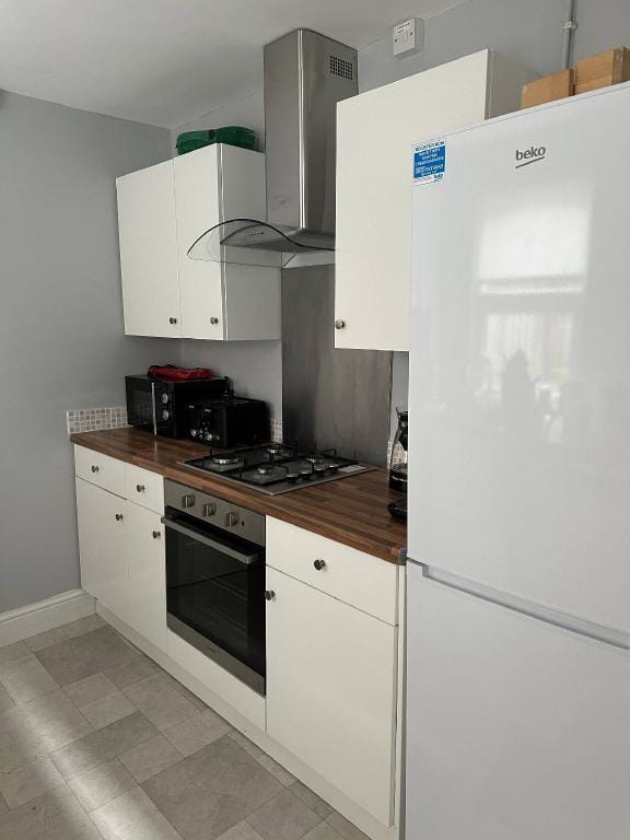 bed Chill Glouc with 3 bedrooms and 1 bathrooms Villa in Gloucester