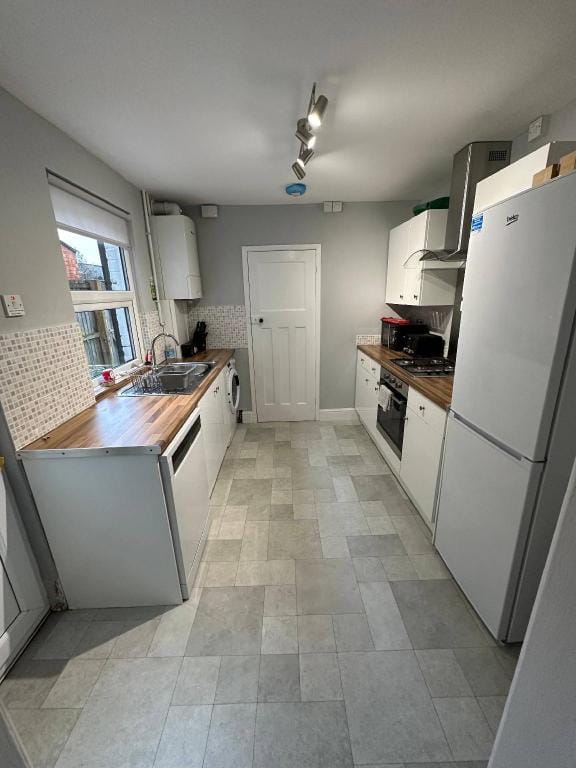 bed Chill Glouc with 3 bedrooms and 1 bathrooms Villa in Gloucester