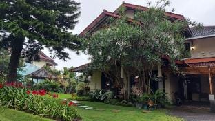 Villa Kusuma 14 – 8BR, Garden & Karaoke in Batu Villa in Batu