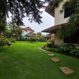 Villa Kusuma 14 – 8BR, Garden & Karaoke in Batu Villa in Batu