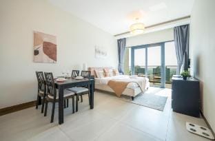 Cozy Studio w/Pool & Gym Near Burj Khalifa & Metro Vacation rental in Dubai
