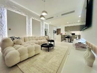 Luxury 1 BR Apt Best view Infinity poolBurjKhalifa Vacation rental in Dubai