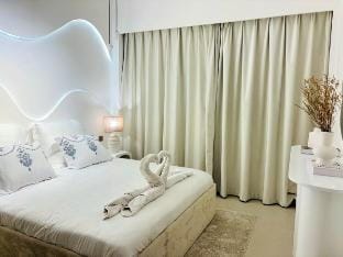 Luxury 1 BR Apt Best view Infinity poolBurjKhalifa Vacation rental in Dubai