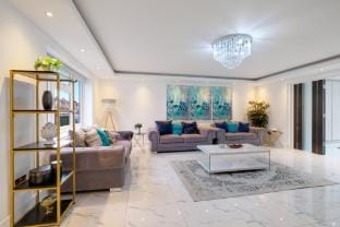 Stunning 5 Bedroom, 3 Bathroom Home in Windsor Vacation rental in Windsor