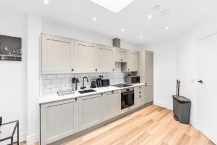 Modern 2 Bedroom Stay, Balcony, East Croydon Vacation rental in Croydon