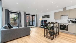 Modern 2 Bedroom Stay | 10Min Walk to East Croydon Vacation rental in Croydon
