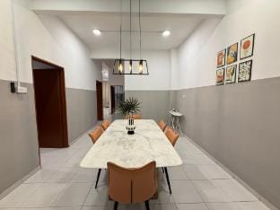 FunkyVila7 4BR 16PAX Near PantaiSepat,PoolTable Vacation rental in Pahang, Malaysia
