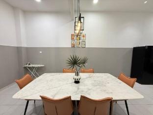 FunkyVila7 4BR 16PAX Near PantaiSepat,PoolTable Vacation rental in Pahang, Malaysia