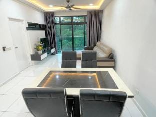 Skyloft 1min to BukitIndah AEON 6pax 2BR PoolView Vacation rental in Johor Bahru