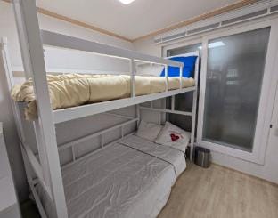 AAA 홍대, 연남 슈퍼싱글 베드4개 신규오픈 할인중 Apartment in Seoul
