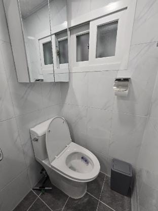 AAA 홍대, 연남 슈퍼싱글 베드4개 신규오픈 할인중 Apartment in Seoul