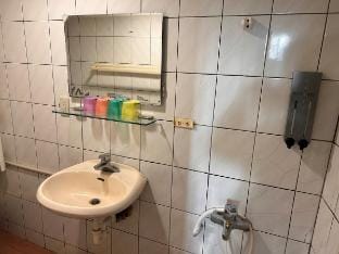 Jiufen特色四人房老街口民宿(全家超商旁、公車站步行1分鐘） Vacation rental in Taiwan, Province of China