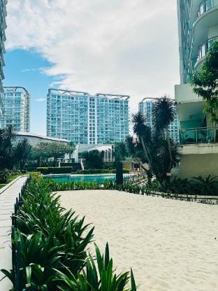 We Vibe, Azure Urban Resort with man-made beach Apartment in Paranaque