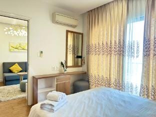 APARTMENT KING BED AIRPORT - free big Pool & Gym Apartment in Ho Chi Minh City