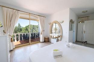 Casa Bella in Mijas with 4 bedrooms and 3 bathrooms Villa in Valle del Guadalhorce