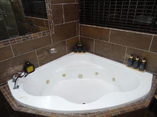 Silver Tree Guest Room, Roodekrans. Cosy & Scenic Vacation rental in Roodepoort