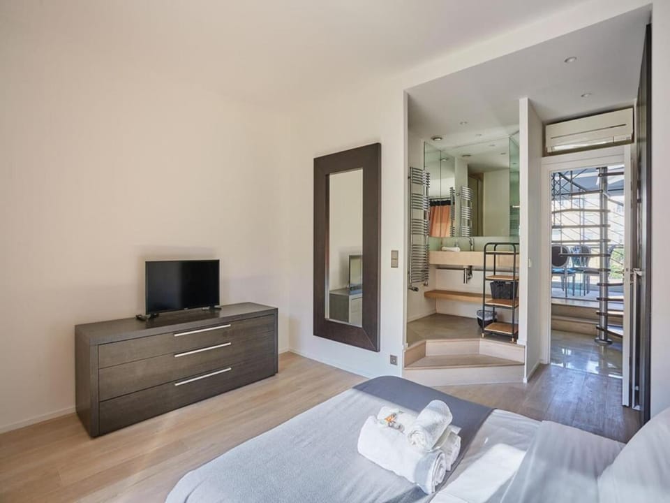 Amazing Penthousse Foch Arc de Triomphe Trocadero Apartment in Paris
