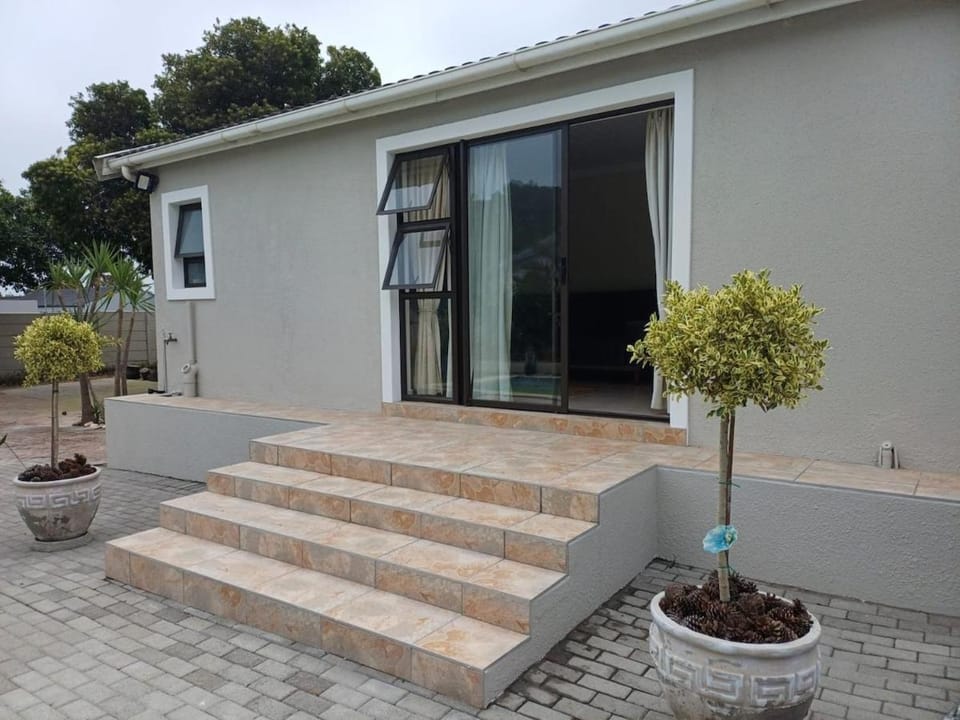 Stylish Studio in Tableview Stay Apartment in Cape Town