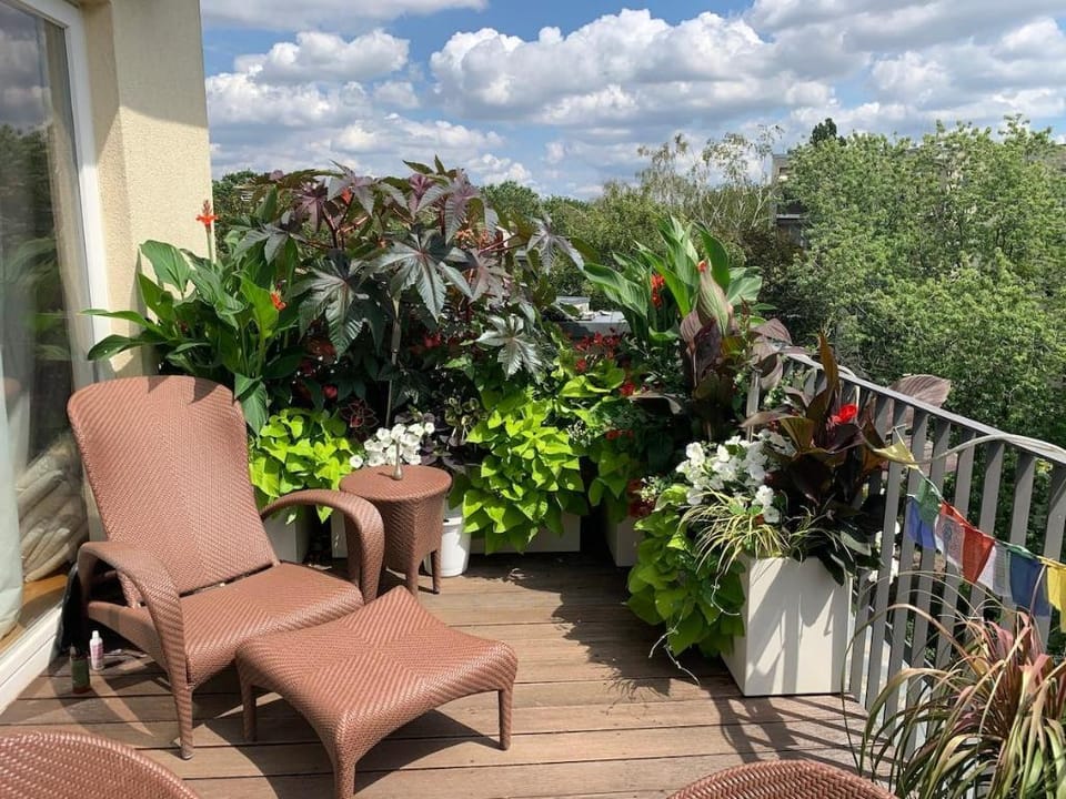 Luxury Penthouse, 2 BDR, 2 Baths, AC, parking,Lift Apartment in Berlin