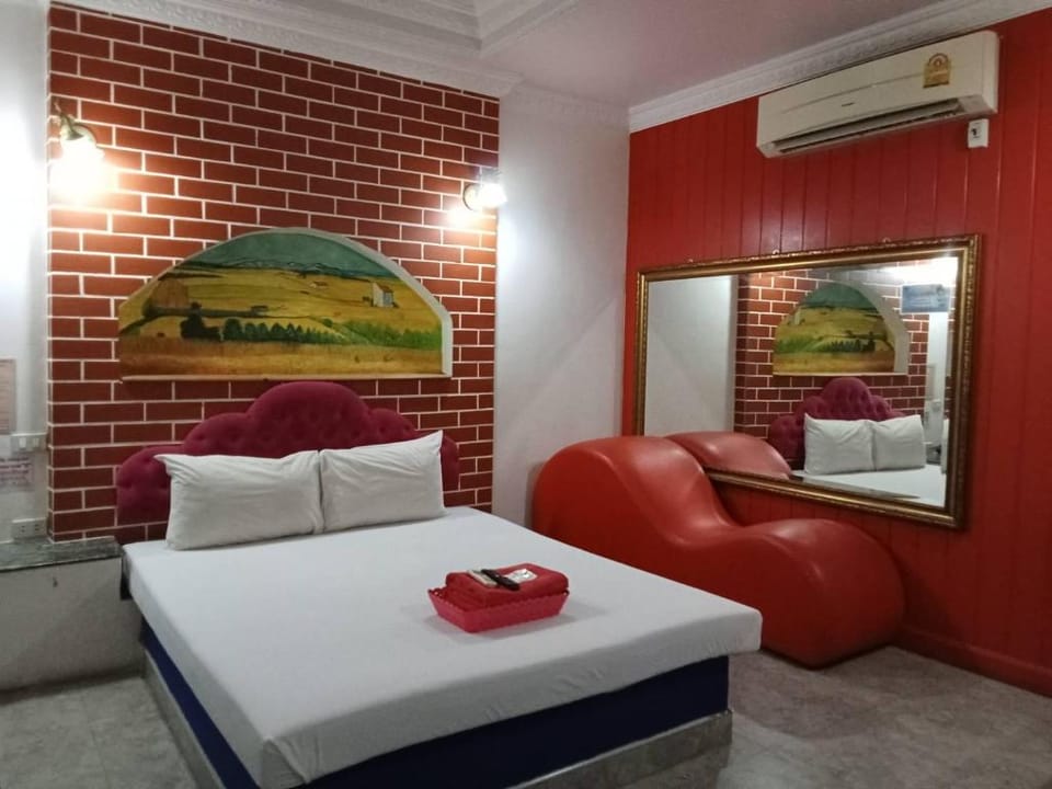 โรงแรมลอนดอน ลามูร์ อินน์ Love hotel in Bangkok