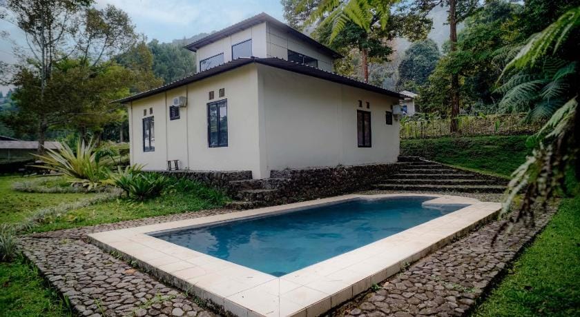 Villa Lingga Puncak Hotel in Cisarua