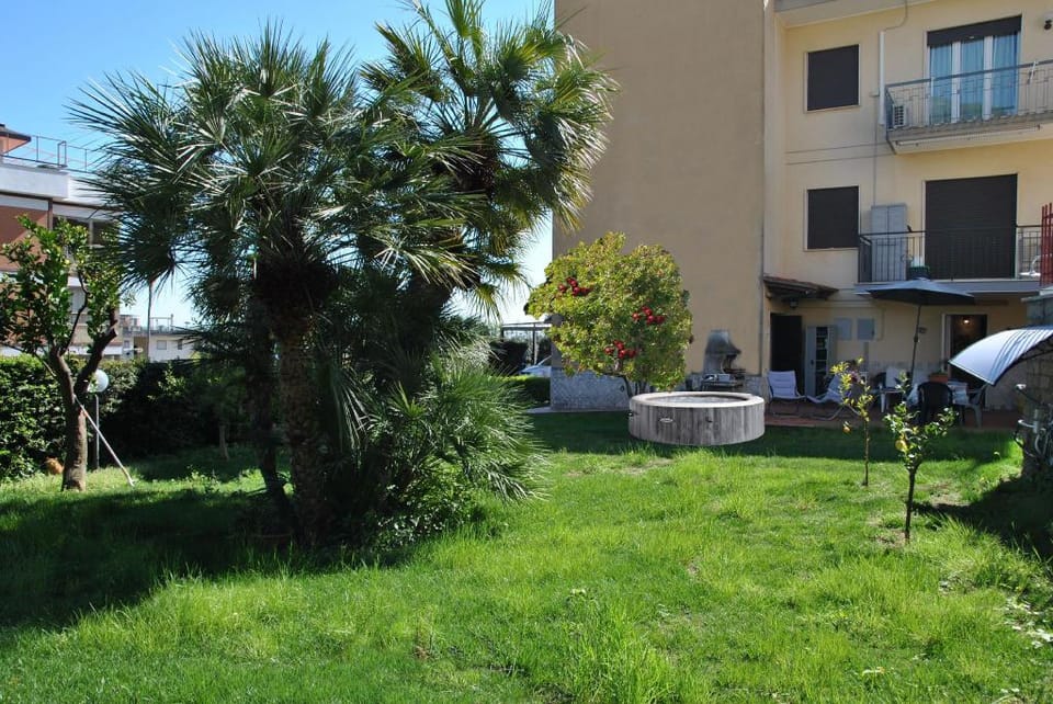 Air-conditioned flat with garden and hot tub Apartment in Formia