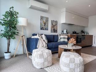 Free Parking /Stylish Urban Escape / City Views Vacation rental in Melbourne