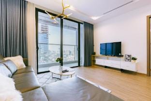 Elegant 2BR Vinhomes Metropolis | High Floor Apartment in Hanoi