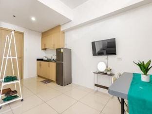 JoyVista Manor With Sunrise Balcony Free WI-Fi Vacation rental in Pasay