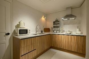 Sinseol-dong St. 6min./3rooms/4beds/hotel bedding Vacation rental in Seoul