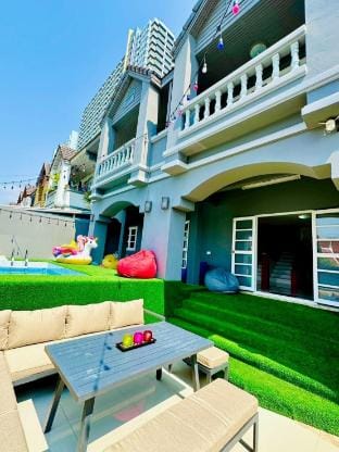 BEACH SIDE! Sleeps 30! Pool Table, Darts, BBQ, BAR Villa in Pattaya City