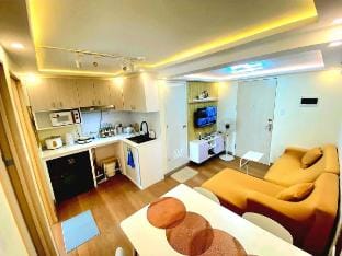 Veronica Grey's Staycation 2BR Vacation rental in Pasig