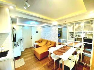 Veronica Grey's Staycation 2BR Vacation rental in Pasig