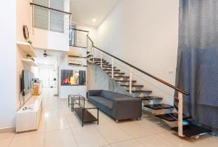 Maritime Sunrise View Luxury Suite 8pax Vacation rental in George Town