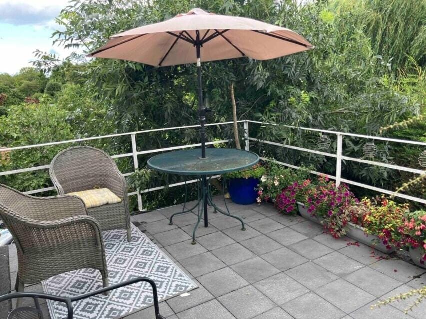 Entire studio with private parking and balcony Apartment in Southend-on-Sea