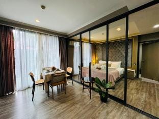 Patong rooftop Pool Condo Bathtub Walk to Seaside Vacation rental in Patong