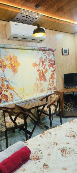 Olive Greens: Park View - 1 Room-Kitchen-Bathroom Vacation rental in Dehradun