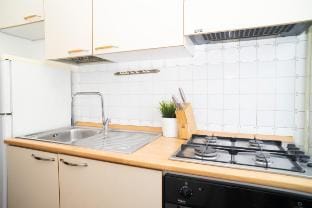 Modern two-room apartment 10 minutes to Colosseum Vacation rental in Rome