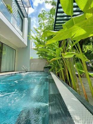Biệt thự 6 phòng ngủ, cách biển 1 phút đi bộ Villa in Da Nang