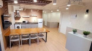 홍대입구&합정역 4min 1floor 4Rooms & 3Bath Red Road 3min Vacation rental in Seoul