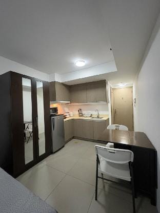 Urban Retreat: Cozy Condo w/ Pool & Gym Access Vacation rental in Makati