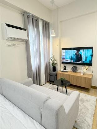 Cozy 2Bed w/ Netflix, WiFi + Pool near SM Trece Apartment in Calabarzon