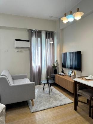 Cozy 2Bed w/ Netflix, WiFi + Pool near SM Trece Apartment in Calabarzon