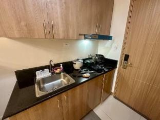 Serene Condo w/ Balcony, Wi-Fi, Pool & Gym, Makati Vacation rental in Pasay