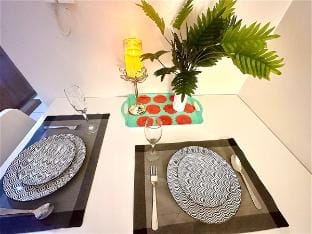 Serene Condo w/ Balcony, Wi-Fi, Pool & Gym, Makati Vacation rental in Pasay