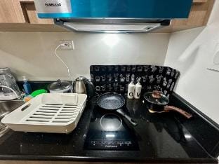 High Rise Condo w/ Balcony,wifi,gym,pool,Makati,28 Apartment in Pasay