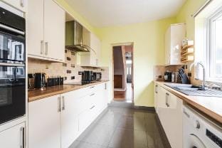 Family Home | Free Parking | 13 min to City Centre Vacation rental in Salford