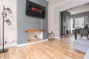 Family Home | Free Parking | 13 min to City Centre Vacation rental in Salford